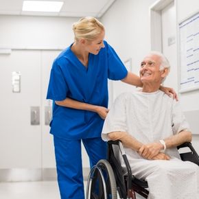 Acompañante atendiendo a un paciente en un hospital con calidez